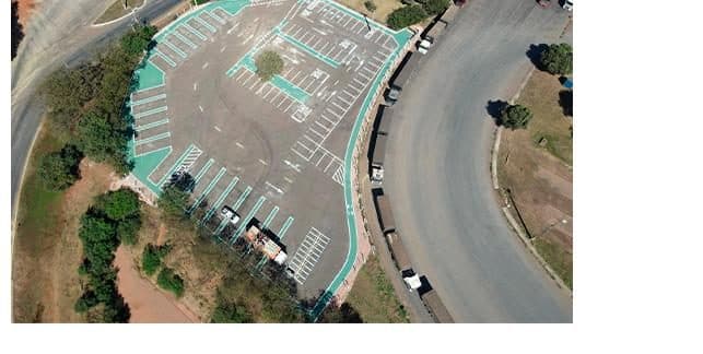 Vista aérea de estacionamento projetado pela Via Três